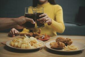 dik vrouw beet stuk van pizza, overgewicht vrouw is aan het eten snel voedsel, aziatisch meisje is hongerig foto