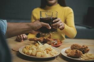 dik vrouw beet stuk van pizza, overgewicht vrouw is aan het eten snel voedsel, aziatisch meisje is hongerig foto