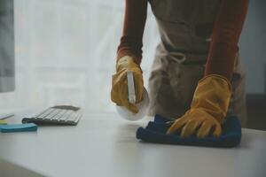 kantoor schoonmaak onderhoud. conciërge sproeien bureau. werkplaats hygiëne foto