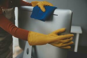 kantoor schoonmaak onderhoud. conciërge sproeien bureau. werkplaats hygiëne foto