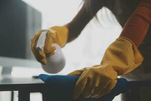 kantoor schoonmaak onderhoud. conciërge sproeien bureau. werkplaats hygiëne foto