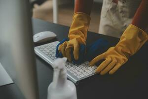 kantoor schoonmaak onderhoud. conciërge sproeien bureau. werkplaats hygiëne foto