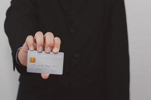 zakenman met een creditcard die online digitale marketing winkelt foto