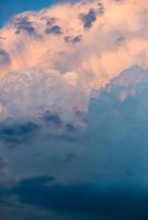 stormachtig weer. dramatische zonsonderganghemel met onweerswolken foto