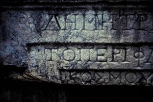 historisch antiek tijdperk opschrift op marmeren tabletsteen foto