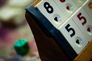 Anatolië traditioneel rummy squares-spel genaamd okey foto