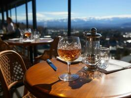 een glas van whisky met ijs kubussen Aan de achtergrond van de Alpen. ai generatief foto