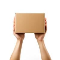 vrouw handen Holding een bruin karton doos. foto