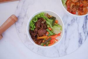 Thais voedsel, Thais stijl gemengd groente salade met rundvlees. foto