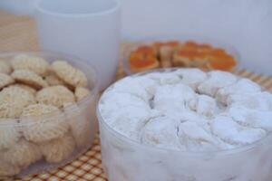 kokosnoot koekjes in een glas kom Aan geruit tafelkleed foto