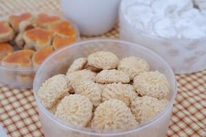 kokosnoot koekjes in plastic kopjes, detailopname van foto. foto