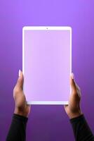 hand- Holding tablet met mockup blanco scherm geïsoleerd Aan Purper achtergrond. ai gegenereerd foto