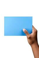 een menselijk hand- Holding een blanco vel van blauw papier of kaart geïsoleerd Aan wit achtergrond. ai gegenereerd foto
