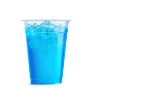 blauw drinken in een plastic kop geïsoleerd Aan een wit achtergrond. nemen weg drankjes concept met kopiëren ruimte. ai gegenereerd foto