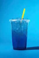 blauw drinken in een plastic kop geïsoleerd Aan een blauw achtergrond. nemen weg drankjes concept. ai gegenereerd foto