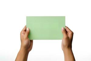 een menselijk hand- Holding een blanco vel van groen papier of kaart geïsoleerd Aan een wit achtergrond. ai gegenereerd foto