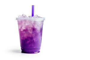 Purper drinken in een plastic kop geïsoleerd Aan een wit achtergrond. nemen weg drankjes concept met kopiëren ruimte. ai gegenereerd foto