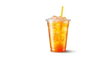 oranje kleur drinken in een plastic kop geïsoleerd Aan een wit achtergrond. nemen weg drankjes concept met kopiëren ruimte. ai gegenereerd foto
