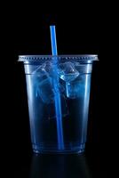 blauw drinken in een plastic kop geïsoleerd Aan een zwart achtergrond. nemen weg drankjes concept. ai gegenereerd foto