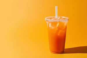 oranje kleur drinken in een plastic kop geïsoleerd Aan een oranje kleur achtergrond. nemen weg drankjes concept met kopiëren ruimte. ai gegenereerd foto