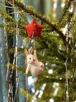 Kerstmis boom versierd met speelgoed en lichten foto