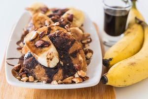 amandel-bananen pannenkoek met chocoladesiroop foto