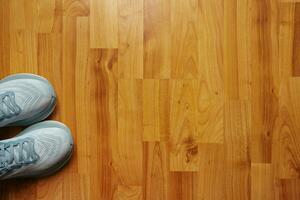 nieuw vrouw rennen schoenen Aan houten verdieping foto