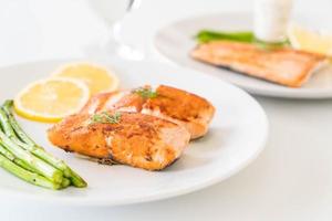 gegrilde zalm steak op tafel foto