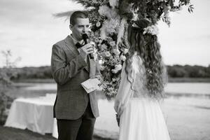 bruiloft ceremonie van de pasgetrouwden in een land huisje foto