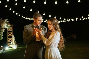 overdracht van bruiloft brand met de helpen van kaarsen de pasgetrouwden foto