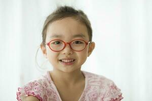 een Aziatisch meisje vervelend bril is glimlachen gelukkig. foto