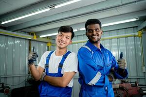 gelukkig arbeiders in samenspel staand samen glimlachen vriendelijk genieten werken in zwaar metaal industrie. industrieel fabriek concept. foto