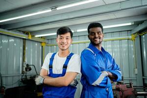 gelukkig arbeiders in samenspel staand samen glimlachen vriendelijk genieten werken in zwaar metaal industrie. industrieel fabriek concept. foto