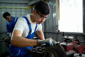 draaien ingenieur werken in industrieel fabriek. industrieel fabriek concept fabriek ingenieur. industrieel fabriek draaibank fabriek. foto