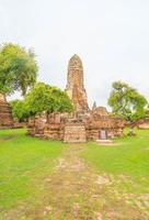 prachtige oude architectuur historisch van ayutthaya in thailand - verhoog de kleurverwerkingsstijl foto