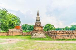 prachtige oude architectuur historisch van ayutthaya in thailand - verhoog de kleurverwerkingsstijl foto