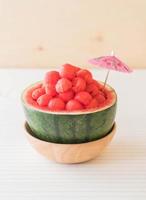 verse watermeloen op tafel foto