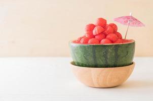 verse watermeloen op tafel foto