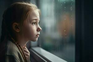 verdrietig meisje kijken venster regen. genereren ai foto