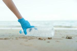 opslaan oceaan. vrijwilliger plukken omhoog uitschot vuilnis Bij de strand en plastic flessen zijn moeilijk ontleden voorkomen kwaad aquatisch leven. aarde, omgeving, vergroening planeet, verminderen globaal opwarming, opslaan wereld foto