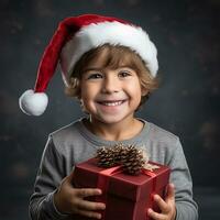 glimlachen weinig jongen in de kerstman hoed met Kerstmis geschenk doos ai gegenereerd foto