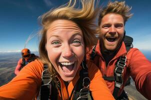 gelukkig paar nemen selfie met paraglider in de bergen ai gegenereerd foto