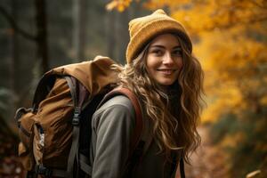 jong wandelaar vrouw genieten van in de herfst Woud. generatief ai foto