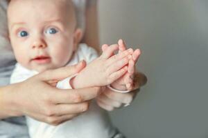 jong moeder en pasgeboren kind klap hun handen foto