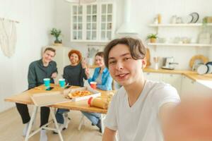 proost funky humeur. gelukkig groep van vrienden maken selfie. Mens nemen foto van vrienden Bij feest. groep van multiraciaal jong mensen nemen foto Aan telefoon. jong mensen genieten hun bedrijf glimlach hebben plezier.