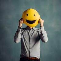 Mens in overhemd aan het bedekken gezicht met gelukkig glimlachen emoji, generatief ai foto