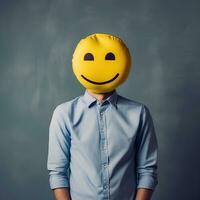 Mens in overhemd aan het bedekken gezicht met gelukkig glimlachen emoji, generatief ai foto