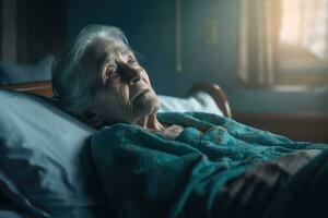 oud jaren vrouw geduldig slapen Aan bed in ziekenhuis afdeling. Gezondheid zorg ,generatief ai. foto
