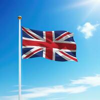 golvend vlag van Verenigde koninkrijk Aan vlaggenmast met lucht achtergrond. foto