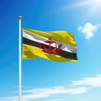 golvend vlag van Brunei Aan vlaggenmast met lucht achtergrond. foto